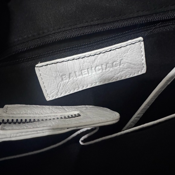 Balenci White Large City Bag has - Picture 4 of 5